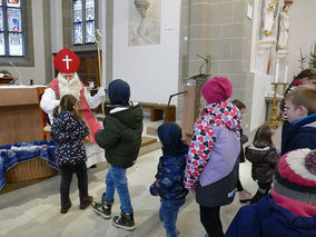 Der Heilige Nikolaus besuchte St. Crescentius (Foto: Karl-Franz Thiede)